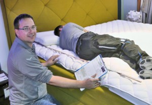 Michael Reidelshöfer beim Vermessen der Zonen im Hypes Erognem Wasserbett.